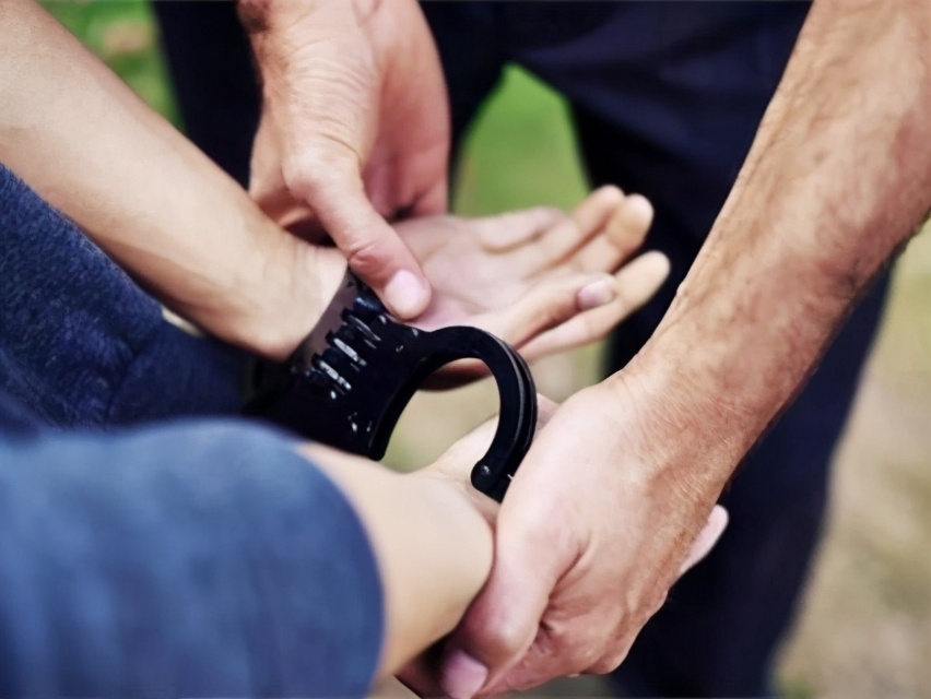 最残忍的家暴男，用烧红的铁锤，烫伤妻子乳房和*体下**！