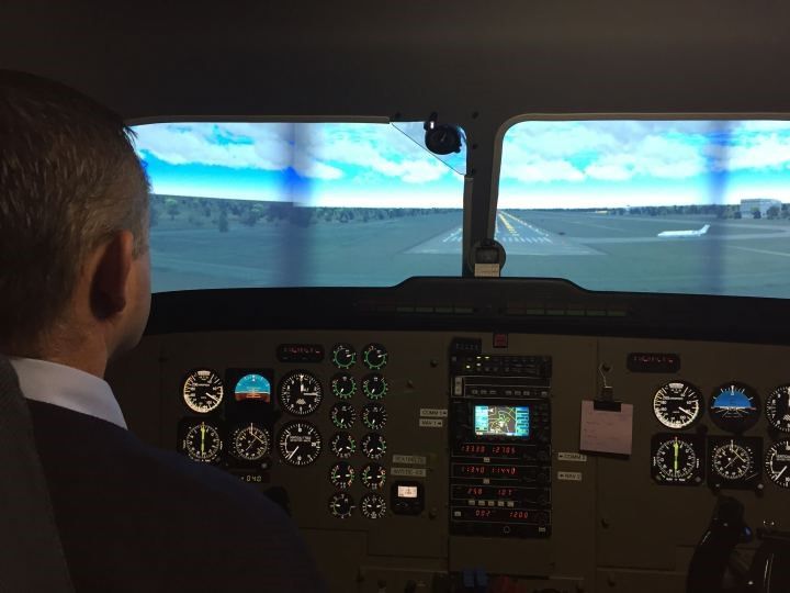 飞机降落前驾驶是如何对准跑道的,飞机降落如何通过雷达对准跑道