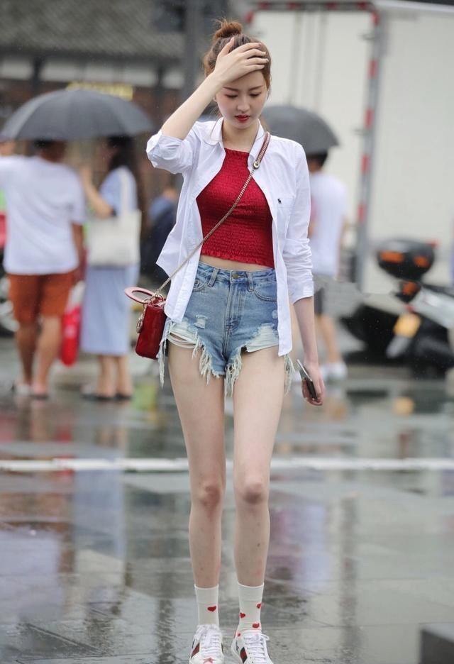 腿上针尖小红点,腿上红红的小点点不痒一点痛