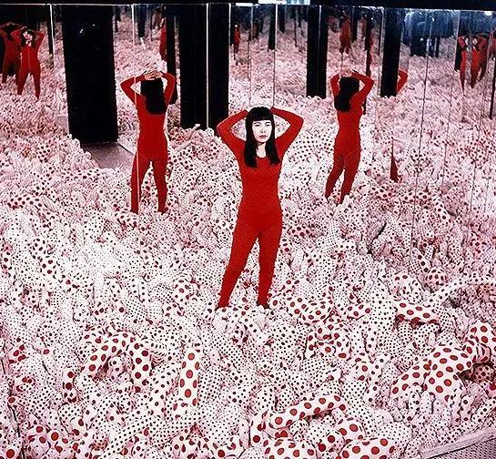 草间弥生：92岁的艺术怪婆婆，靠波点年入7亿，人生坎坷令人发指