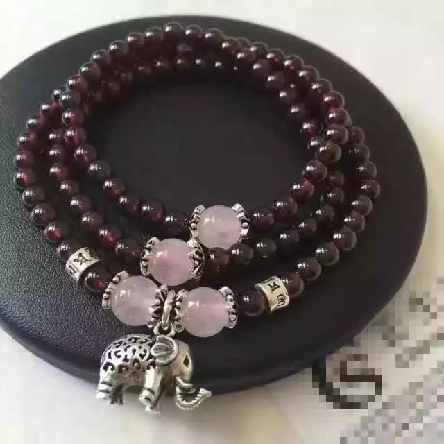 石榴石手串带了十几年的假货危害,石榴石手串戴久了发黑是怎么回事