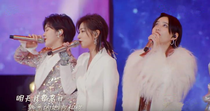 暖心郁可唯唱歌,郁可唯羽绒服蓝色