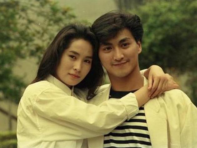 搬尸工逆袭身价过亿，61岁何家劲为初恋守身不婚，路边喝5元糖水