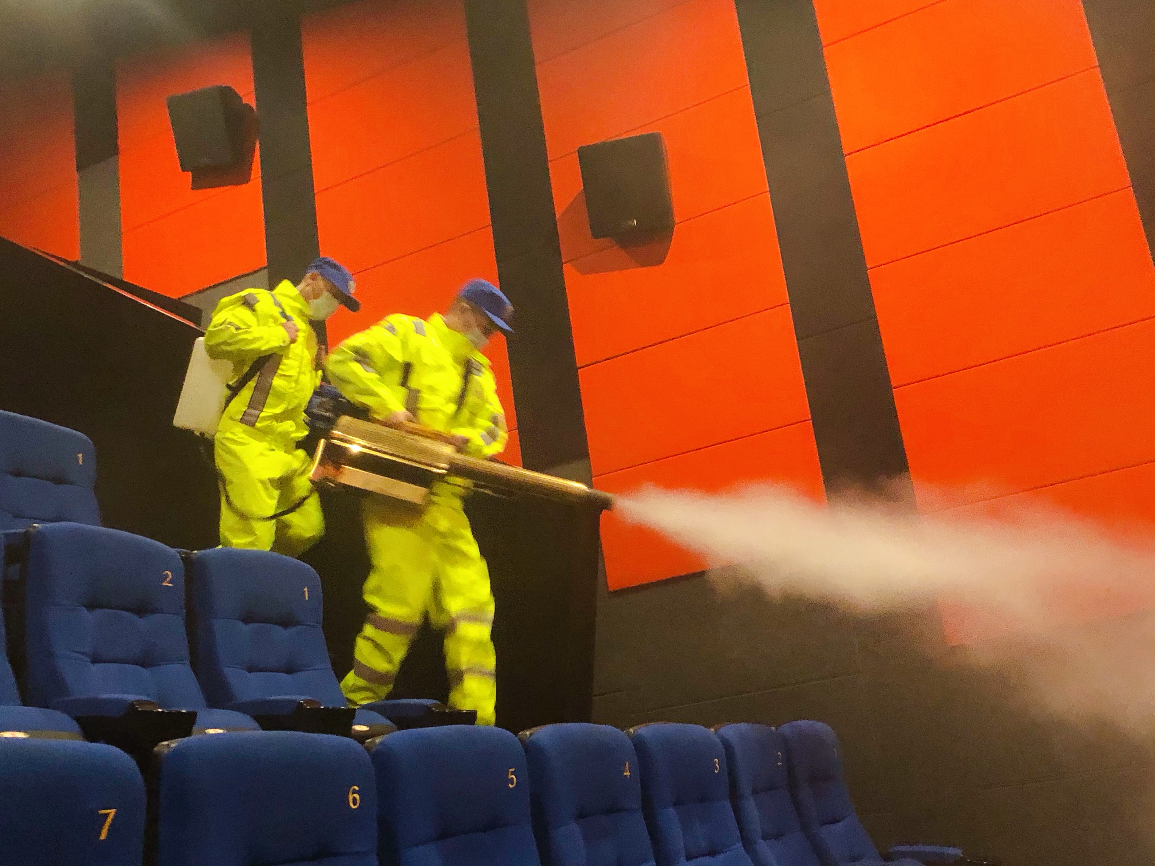 “硬核”防护|溧阳蓝天救援队助力嘉丰影院开启全面消杀工作