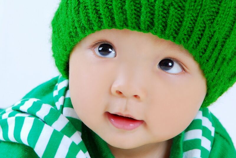 孩子抱着才能睡要不要一直抱着,孩子总是让抱着才肯睡