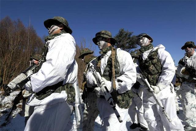 穿军装时为什么不扣领扣子,军装常服为什么用腰带