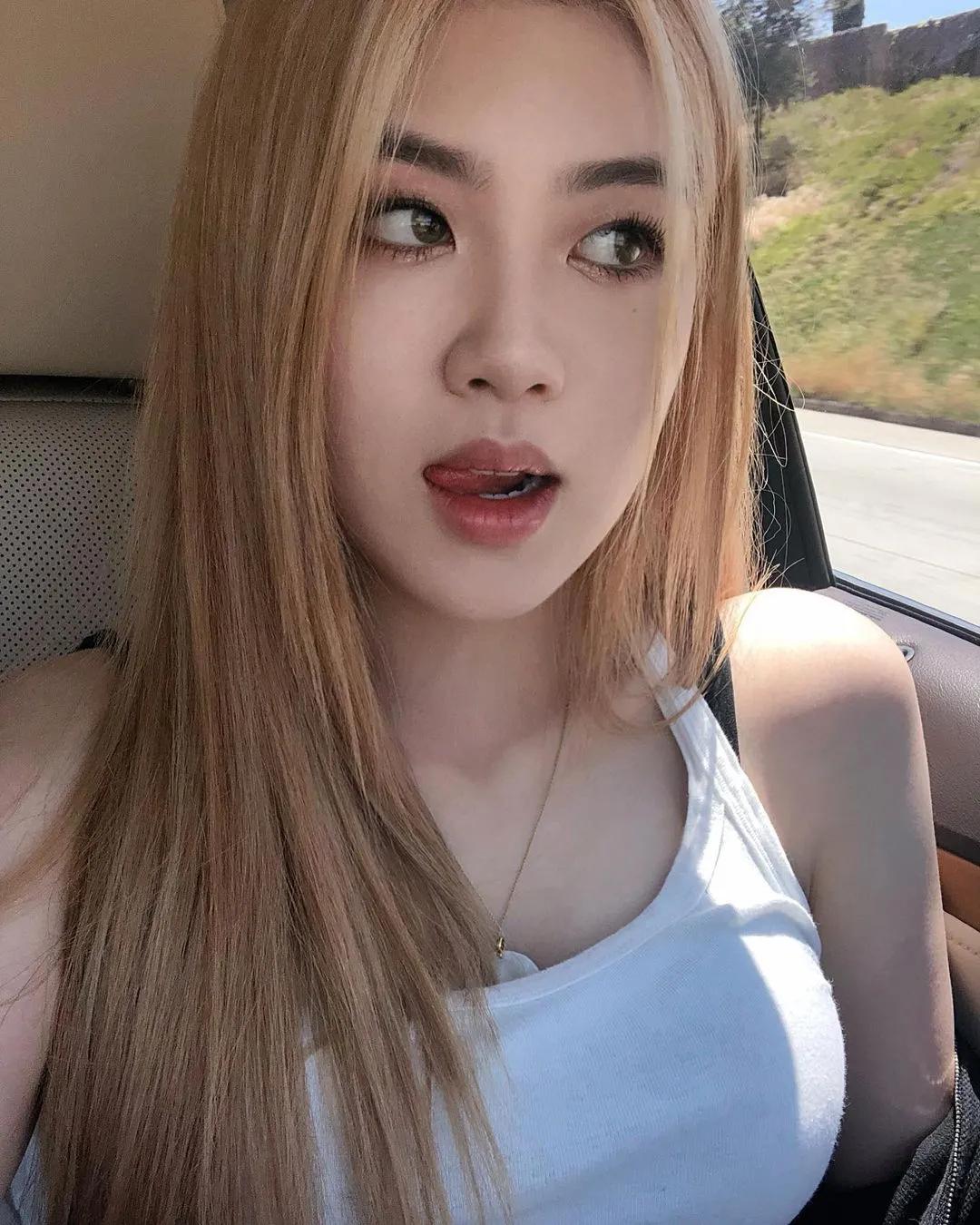 lisa和rosie秀恩爱,lisa与rosa在直播间接吻