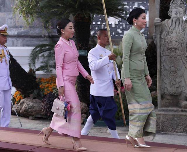 泰王回国的视频,泰王把王后送回瑞士