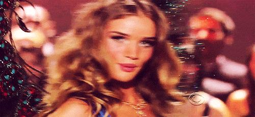 维密一言难尽的服装,维密英伦时装秀