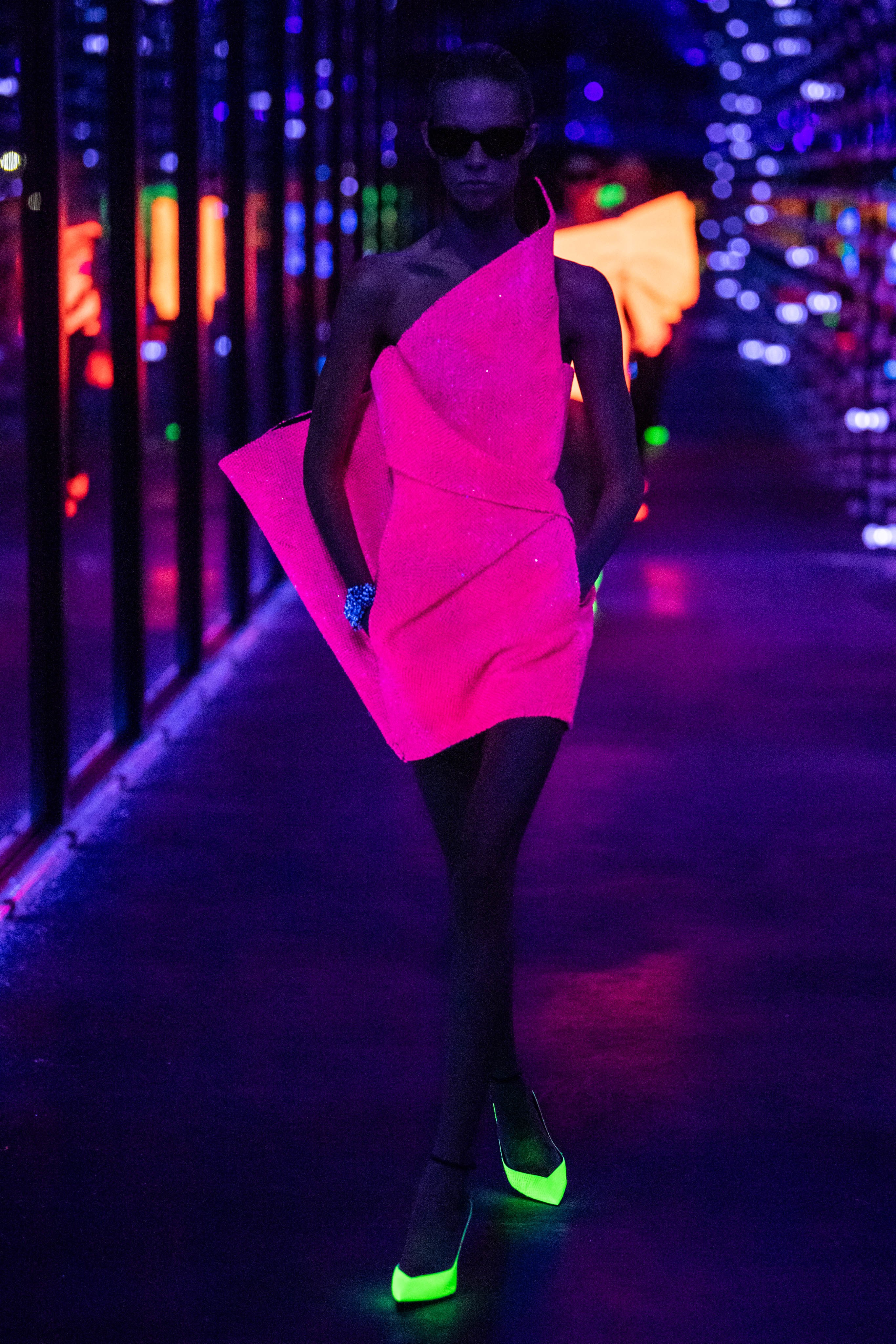 ysl是一个怎样的品牌,ysl到底叫杨树林还是圣罗兰