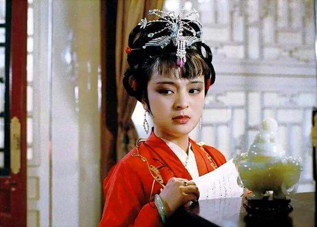 红楼梦彩霞和彩云,红楼梦中彩云彩霞是谁