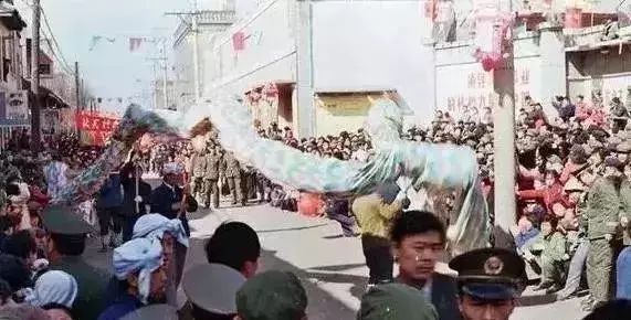 九张反映过年气氛的照片,百张罕见的过年老照片这才是年味