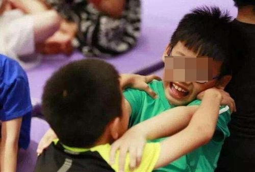 孩子被同学打了,家长应该怎样处理?做到4点,孩子不会产生阴影