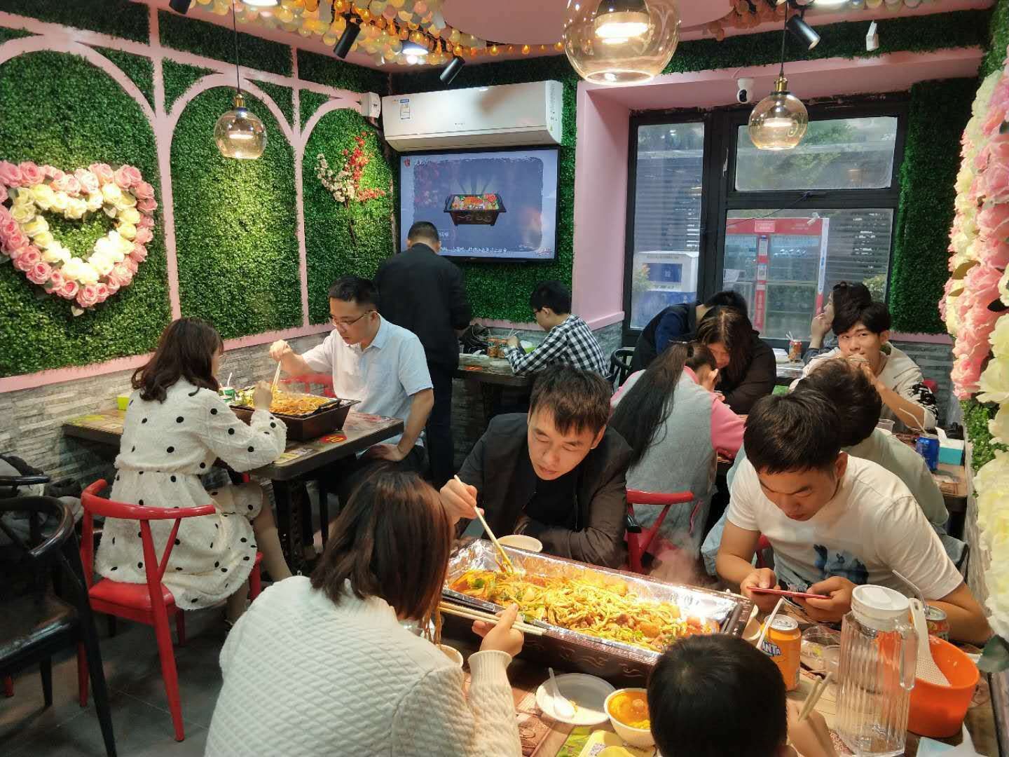 为什么那么多人排队吃烧烤,为什么好多人都要排队去吃