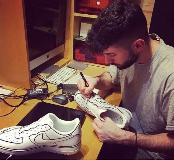 有许多配件的球鞋,如何让你的球鞋看起来更高级