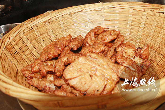 上海最好吃的辣酱油炸猪排,上海特色炸猪排辣酱油是标配