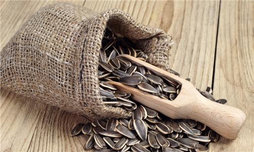 最“不安分”的安徽首富，36岁辞去“铁饭碗”，零食瓜子卖出40亿