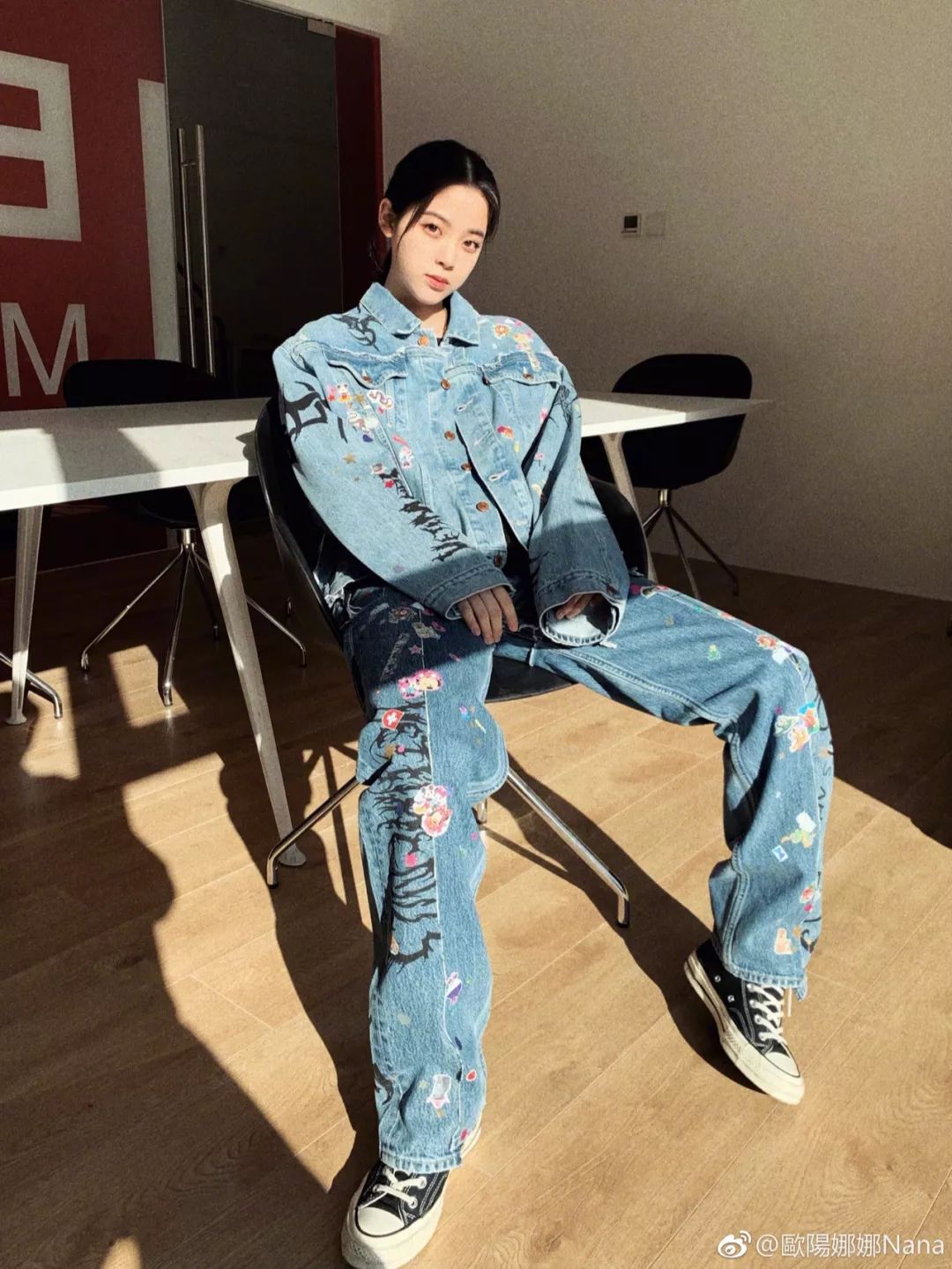 欧阳娜娜穿匡威经典款,匡威高帮帆布鞋欧阳娜娜