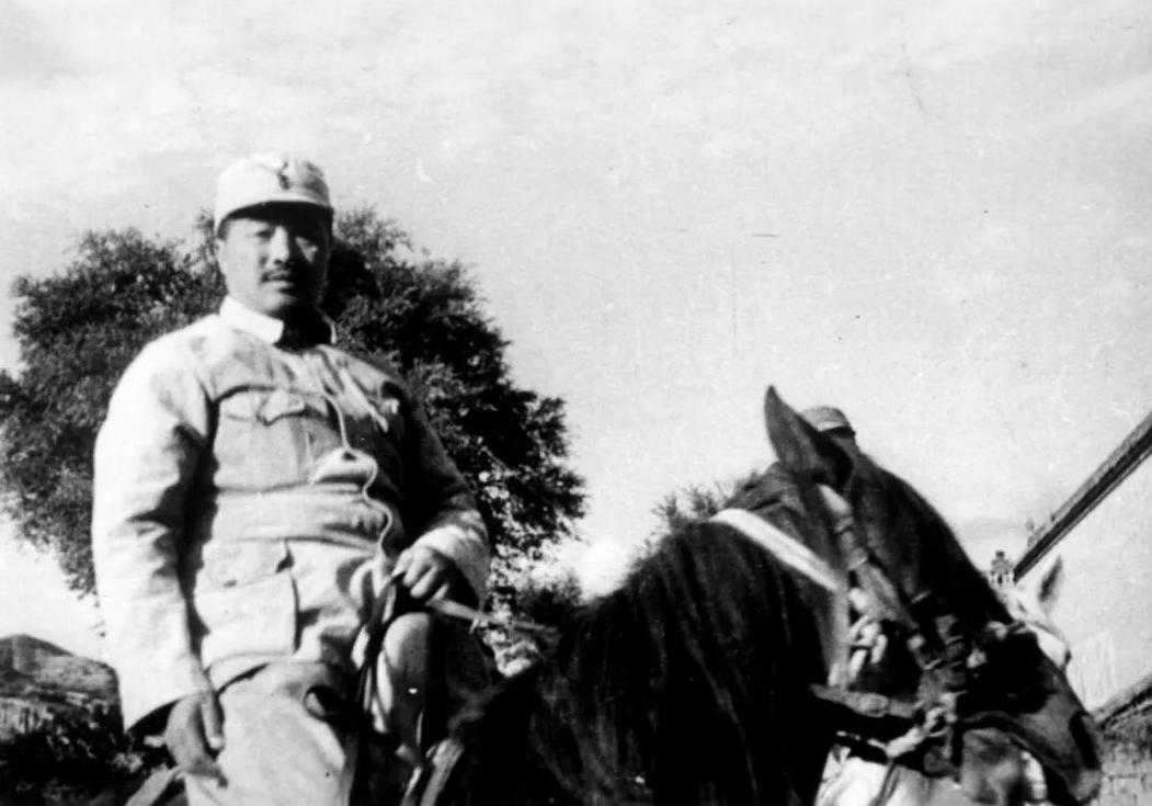 *德朱**是十大元帅之首,授衔编号确是“004”,那编号“001”是谁?