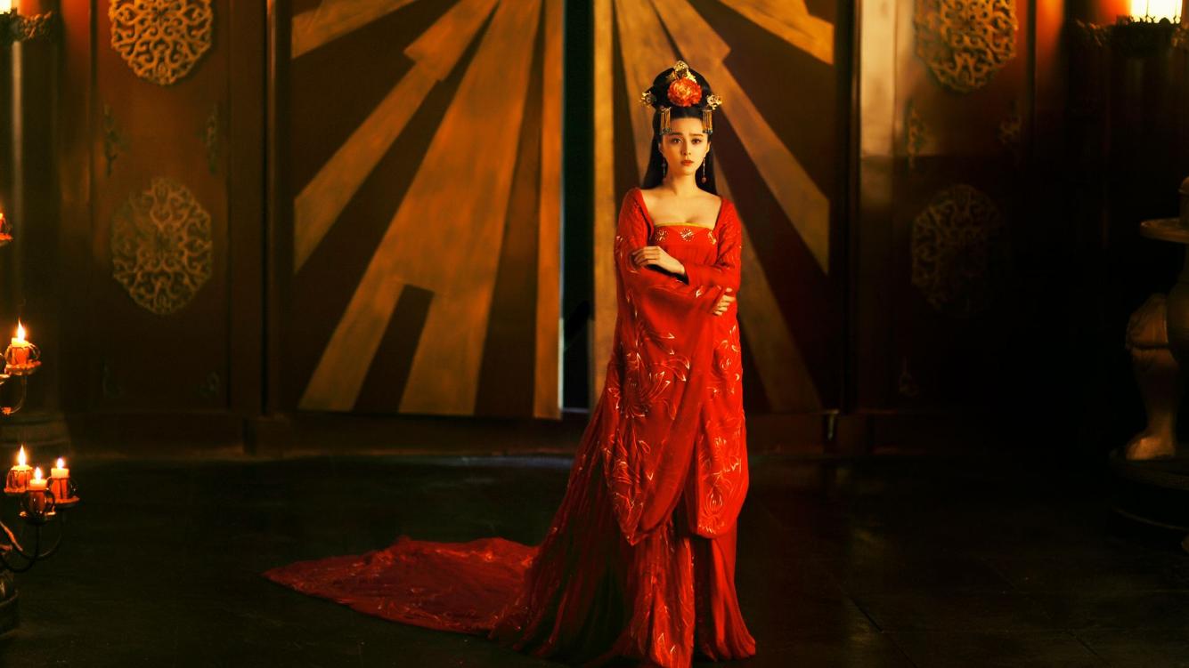 唐代女子流行的穿搭,唐朝女性抹胸长裙搭配