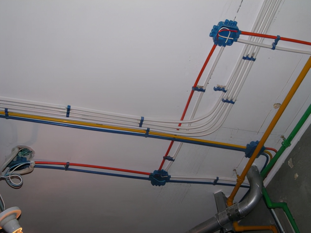 水电是走顶好还是走地好,水电走顶还是走地的区别