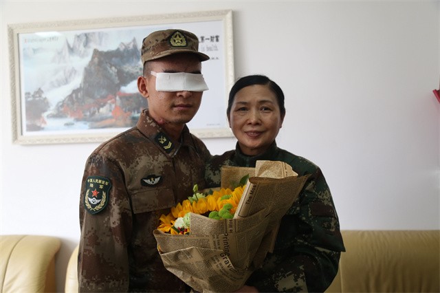 排雷英雄杜富国事迹图片,排雷英雄杜富国授勋荣誉称号仪式