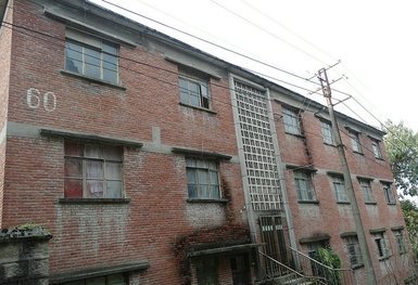 长江上游这座保密厂，一度辉煌，映山红依旧开，建筑破败难重生