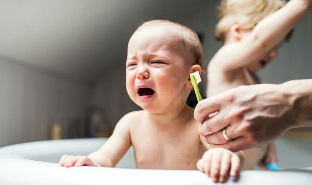 宝宝不肯刷牙发脾气,孩子不爱刷牙爸爸怎么去引导