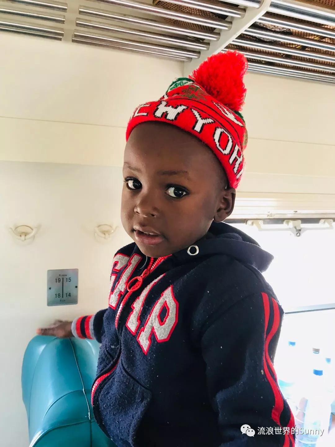 流浪非洲，乘坐中国援建火车去赞比亚，满满的亲切