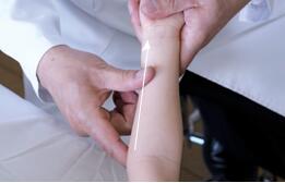 小孩推拿完打嗝怎么回事,小儿打嗝怎么推拿