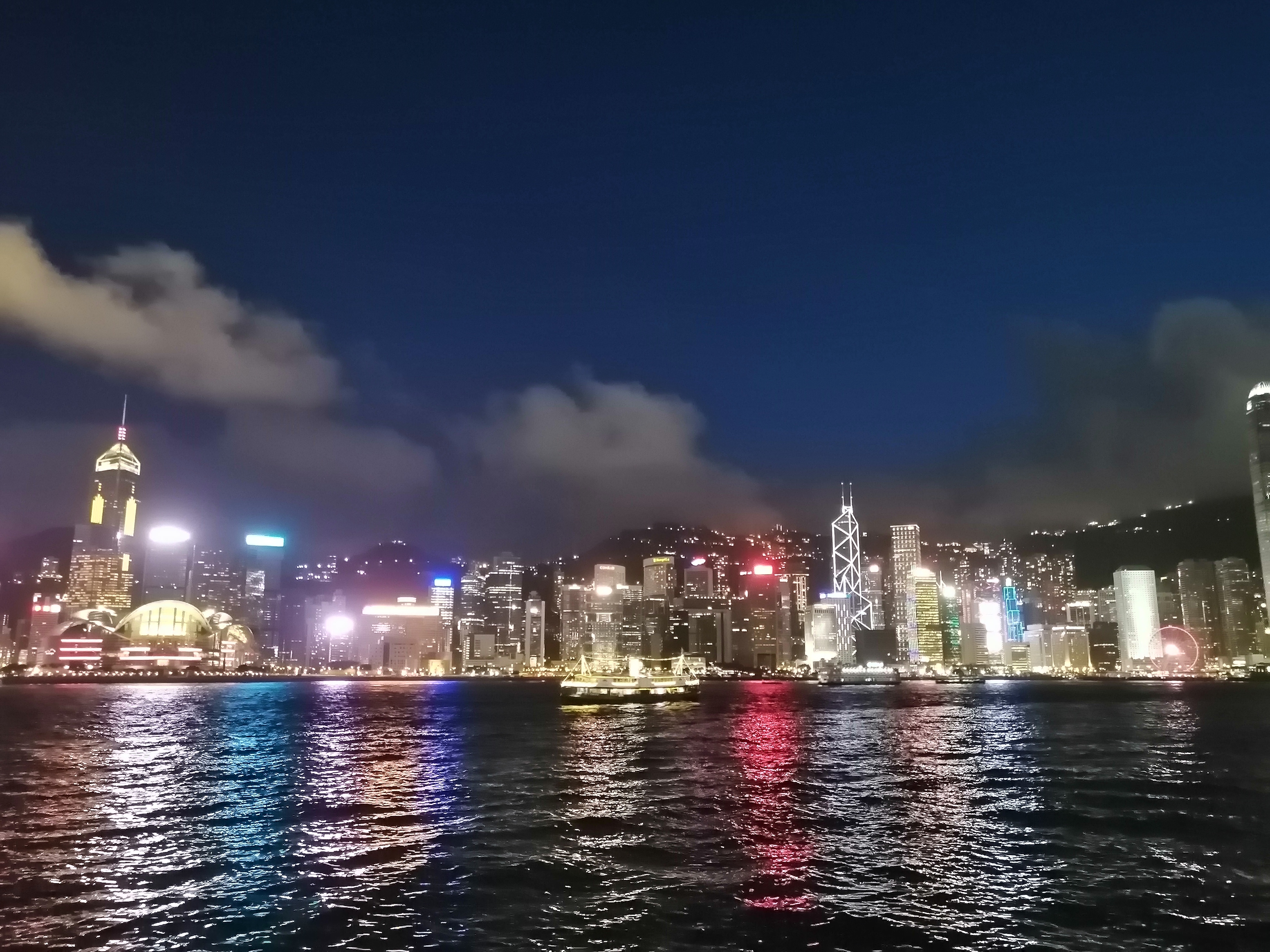 七月初香港游初印象-钓鱼的老人、性感的西方女游客、绘画的小孩