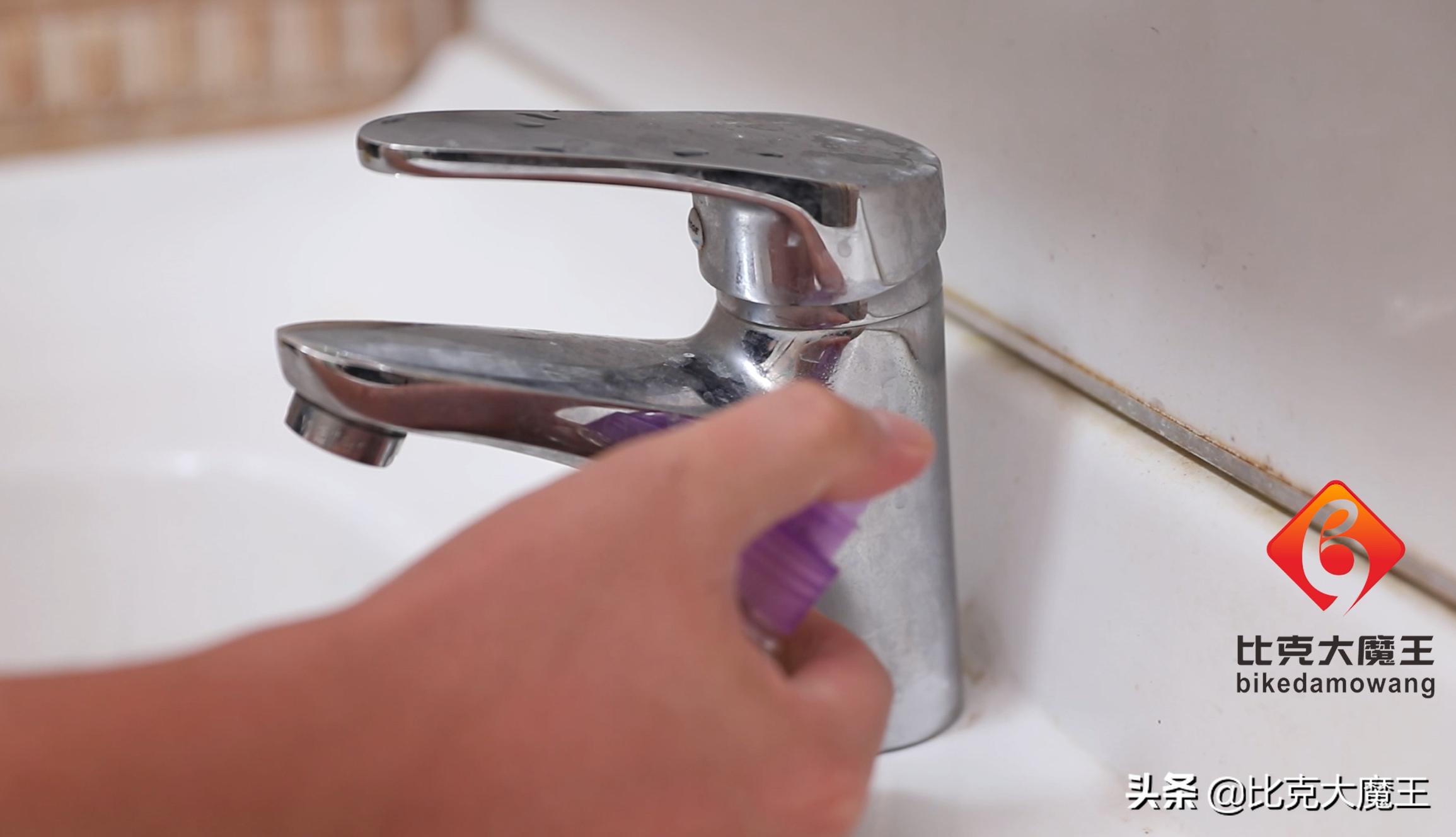 洗澡间的玻璃水垢怎么清洗,浴室玻璃水垢擦不掉怎么办