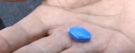 一夜硬三次，这谁受的了？治疗前列腺的药物为何导致阴茎异常勃起