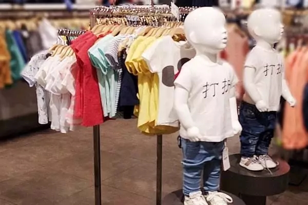 小孩衣服穿大一号还是刚刚好,小孩衣服可以买大一码明年穿吗