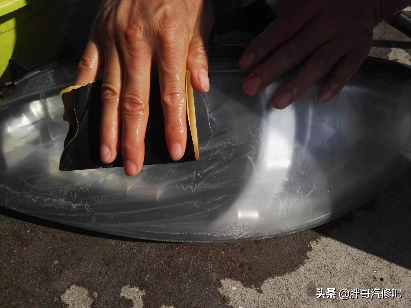 车灯发黄家用方法,大灯漏水发黄怎么补