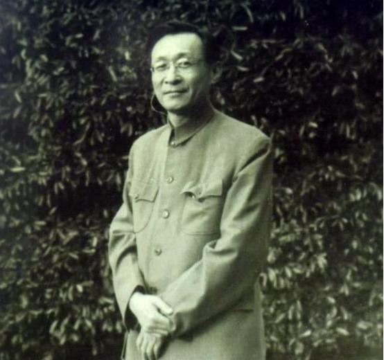 79年，*子珍贺**坐车路过*安门天**，看到毛主席挂像时直起身：开得慢点