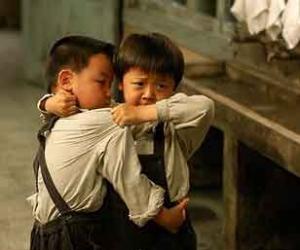 小孩抢别人东西咬人打人视频,4周岁孩子抢东西打人