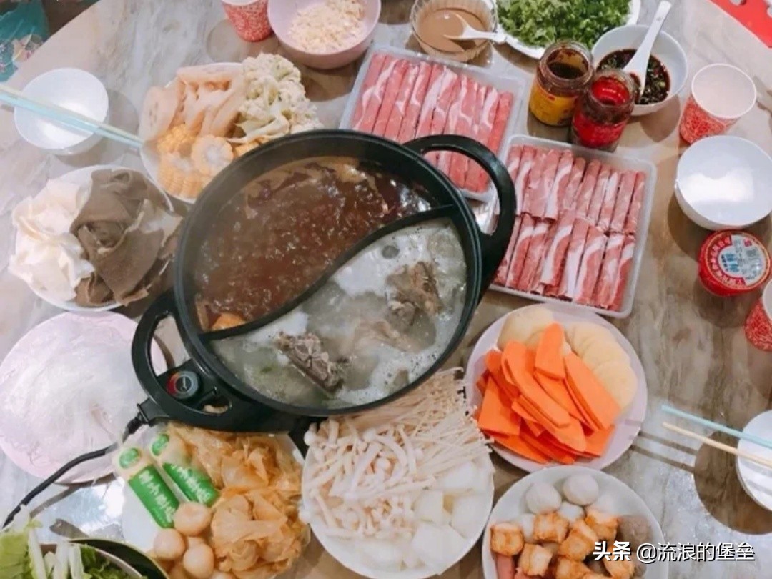 冬天那么冷，东北人“猫冬”坐炕头吃啥？杀猪菜只是冰山一角？