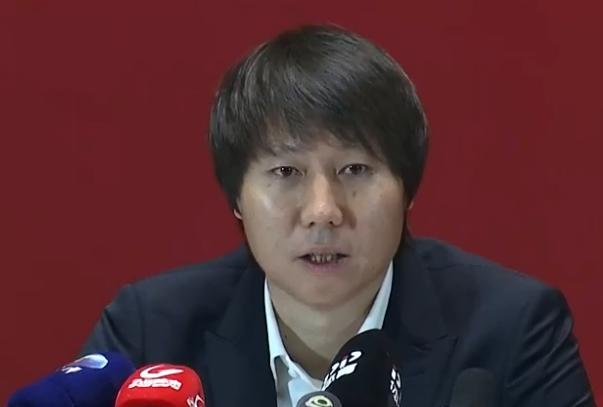 喜剧之王？一场8：0，中国男足眉飞色舞，李铁足球智慧无与伦比