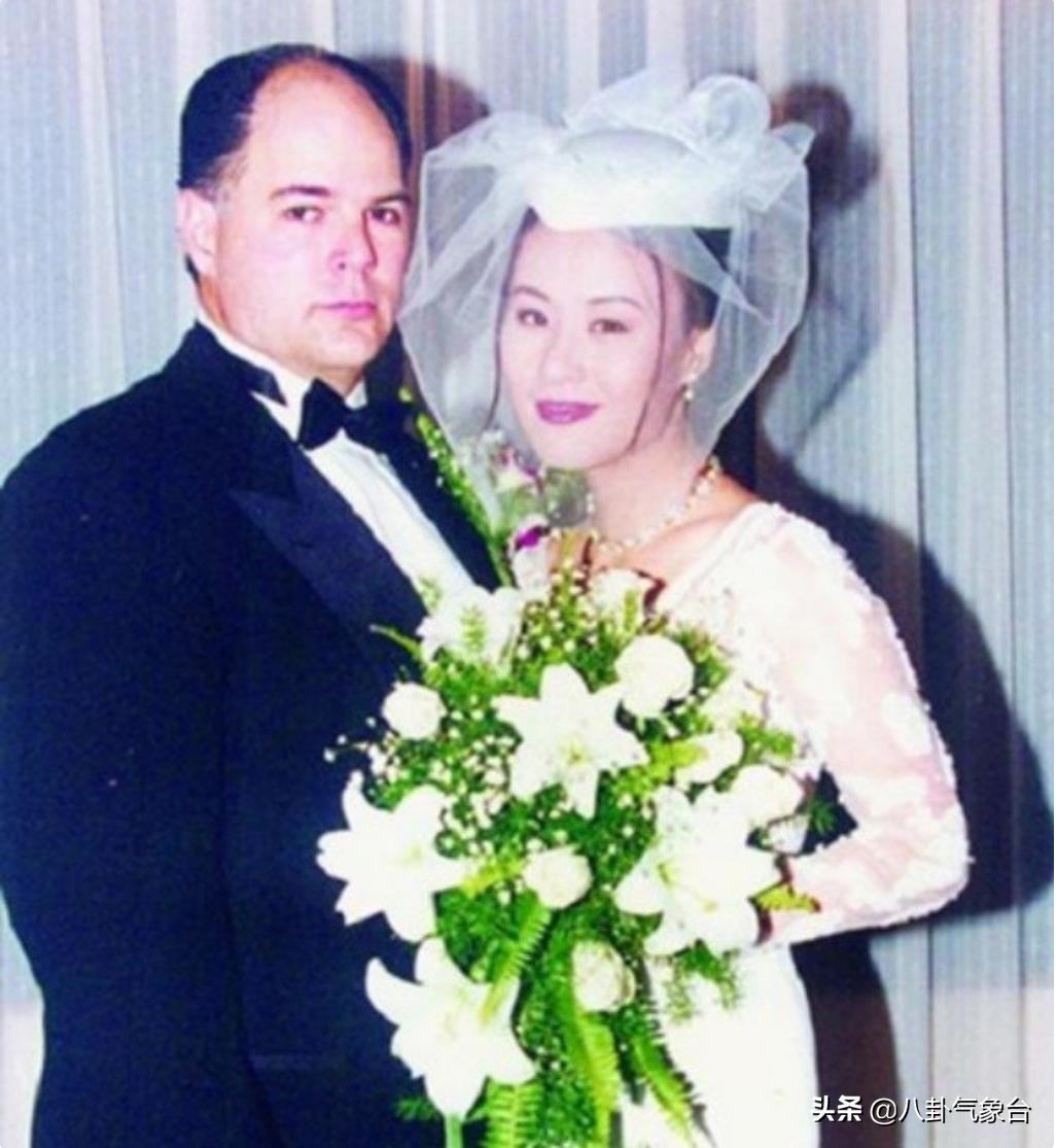 邬君梅近照风情万种,邬君梅坦言当过小三