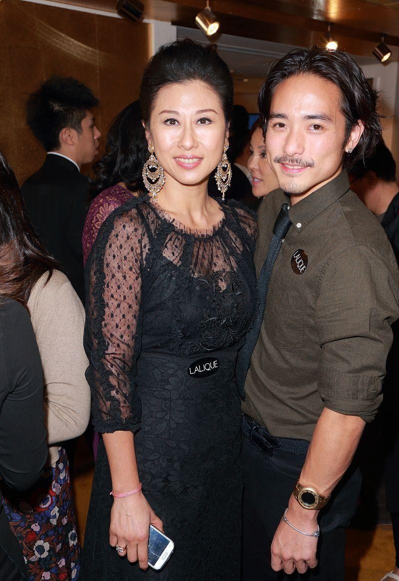 叶倩文的年龄写在身材上，穿透视上衣显出肚腩，短裙穿得有点紧