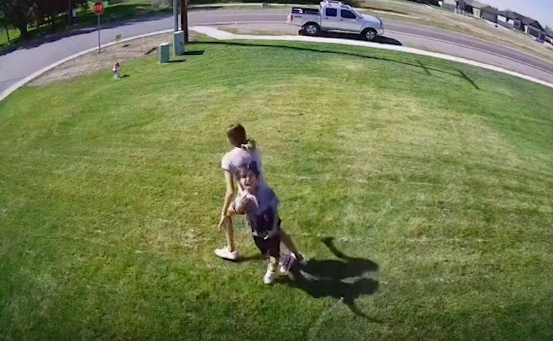 有人踩踏草坪怎么解决,有人在踩踏草坪解决办法