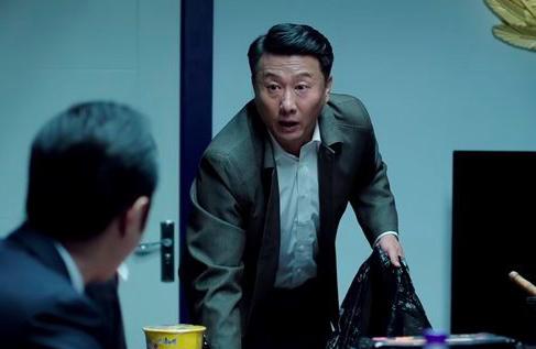 开车跌落悬崖被救,开车滚下山坡被人救起