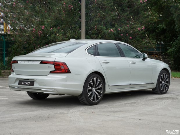 40万的车一年都有哪些费用,40万元买顶级豪华车