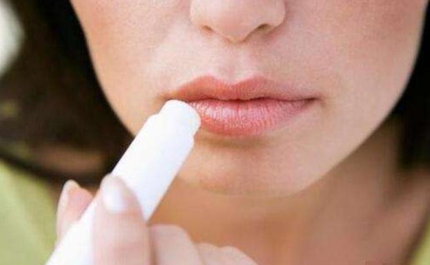 嘴唇干燥起皮用什么润唇膏最好,为什么涂了润唇膏嘴巴容易起皮