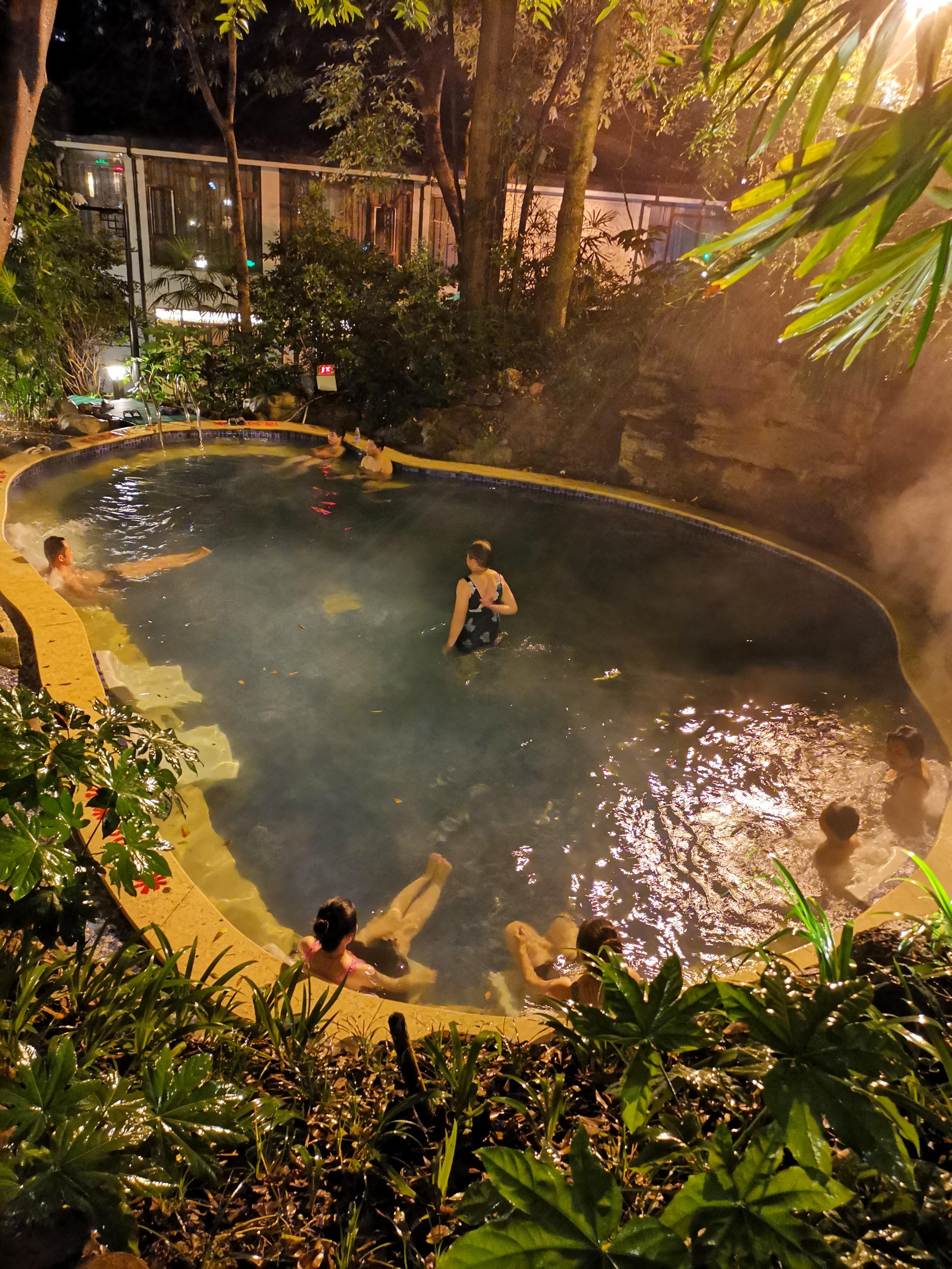 天气很热幼儿要玩水该怎么办,零下1度的气温孩子戏水