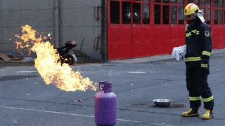 液化气罐着火灭火视频,居民家中液化气罐着火