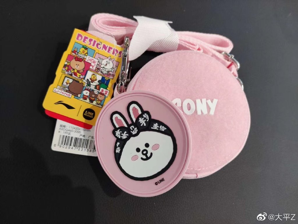 在李宁你不光能买到百纳配色弧ACE，甚至还能买到MAC彩妆