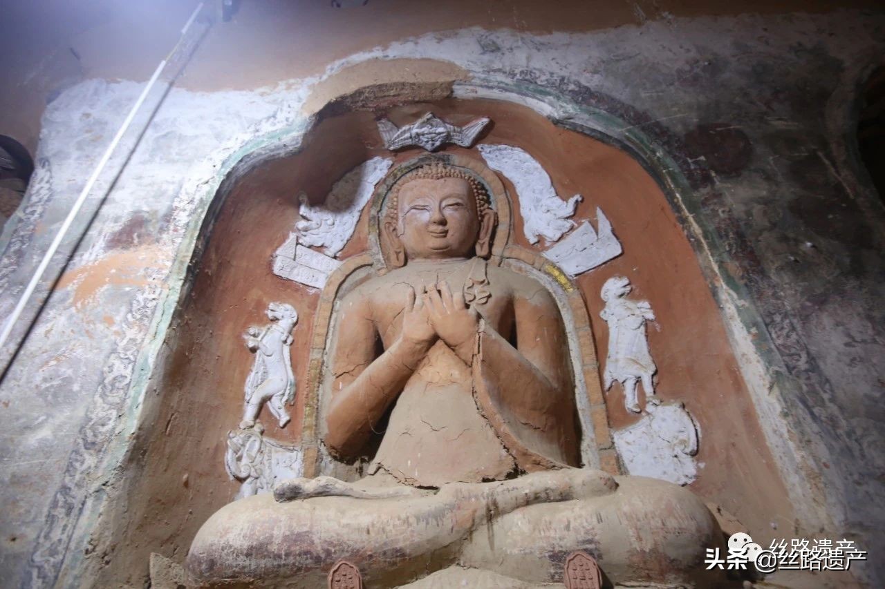 马蹄寺石窟群最大的洞窟,马蹄寺33天石窟内景色