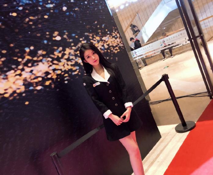 解说小熊领奖被忽悠，穿着朴素活像个服务生，网友：领口往上拉拉